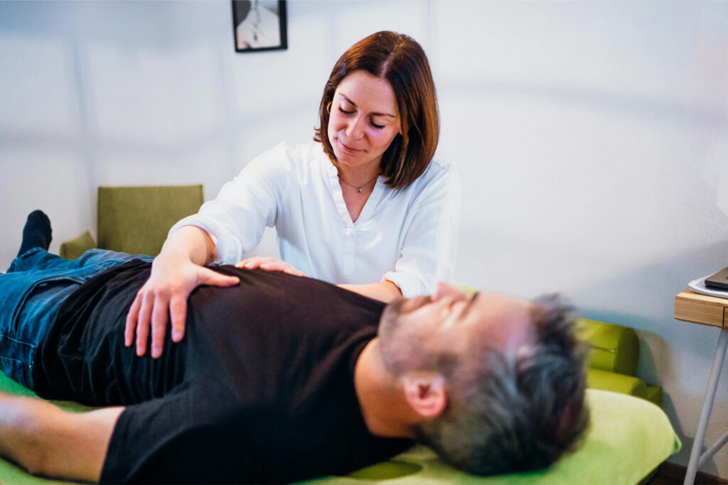 Nathalie Walter während einer osteopathischen Behandlung