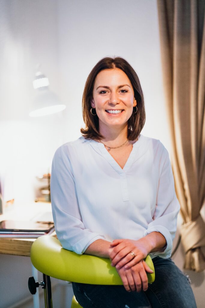 Nathalie Walter, Osteopathin und Heilpraktikerin, in ihrer Praxis in Ostrach